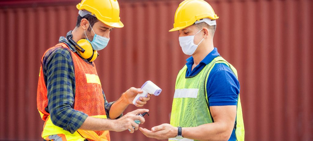 operadores-trabalhando-na-logística-internacional-analisanodo-os-impactos-da-covid-19