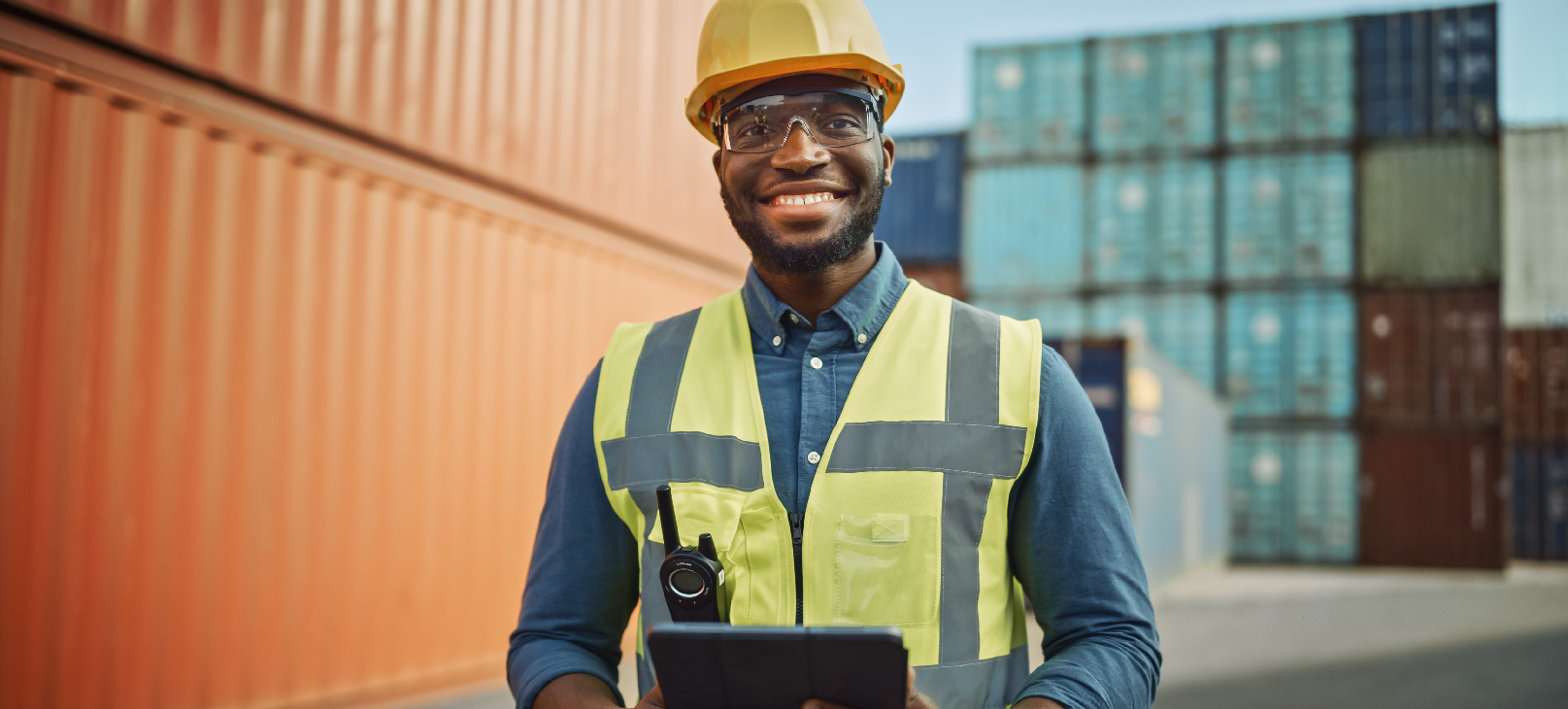 operador-no-porto-analisando-as-Incoterms
