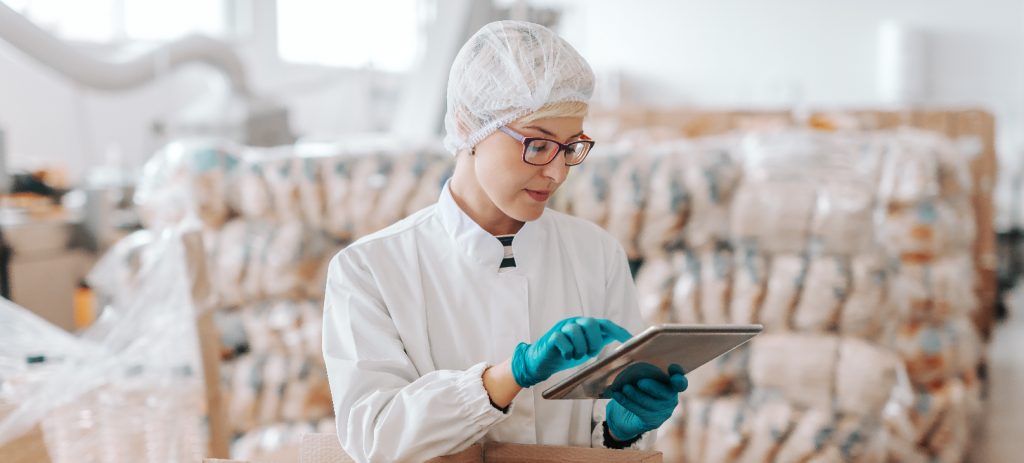 homem-de-touca-na-indústria-de-alimentos-e-bebidas-acompanhando-as-tendências-de automação