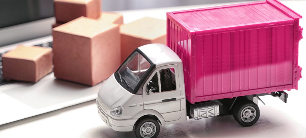 caminhão-carregando-mercadorias-no-ecommerce