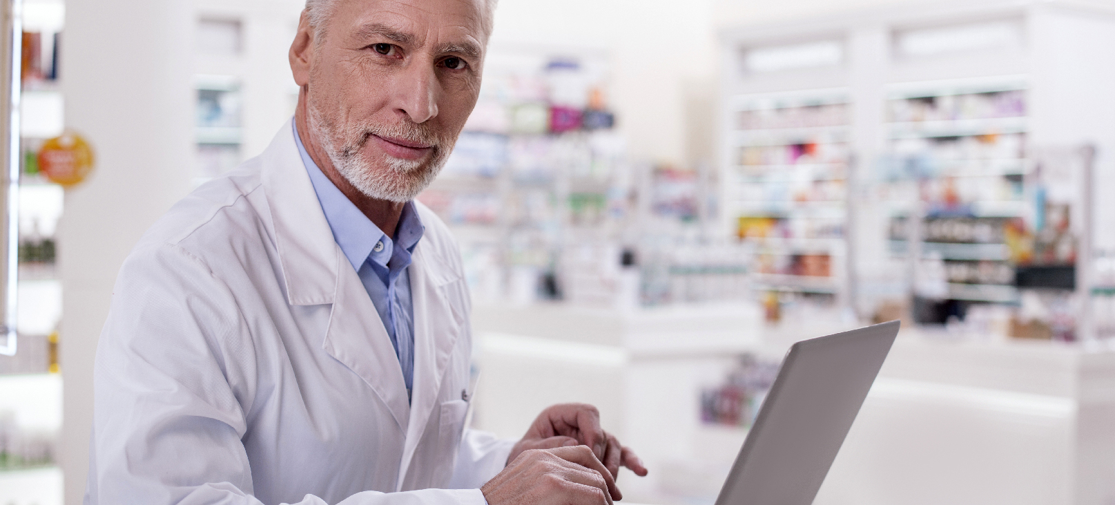 homem-utilizando-a-tecnologia-na-industria-farmaceutica