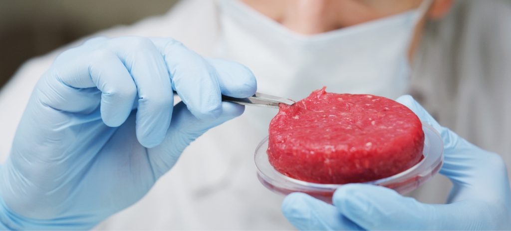 pessoa-manipulando-carne-realizando-o-gerenciamento-de-riscos-na-indústria-de-alimentos-e-bebidas