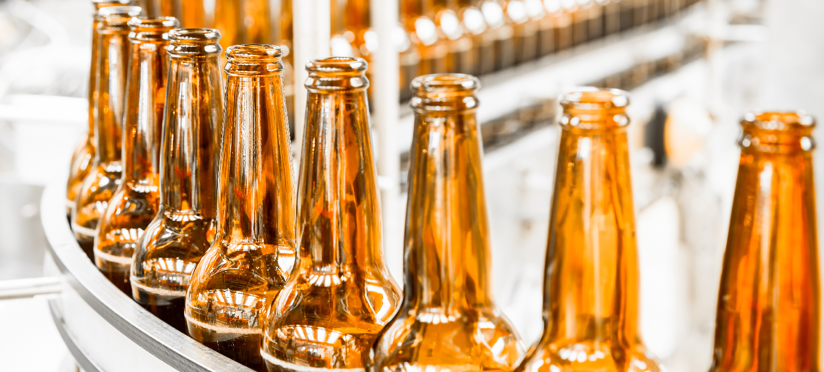 garrafas-de-cerveja-na-linha-de-produção-perante-o-aumento-no-preço-da-cerveja
