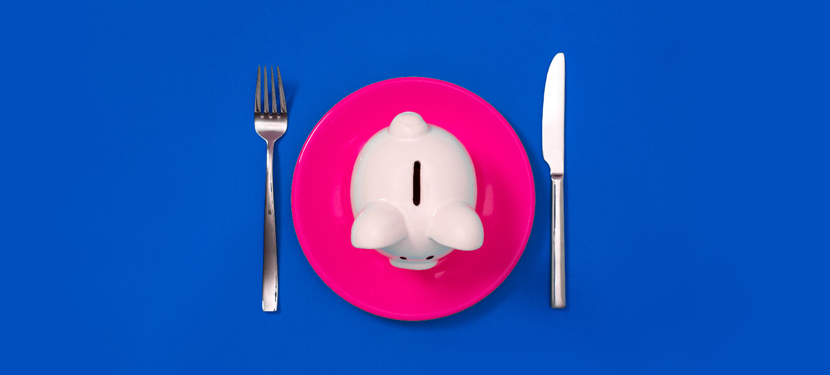 prato-rosa-com-cofre-em-formato-de-porco-sinalizando-o-ipi-em-alimentos-e-bebidas
