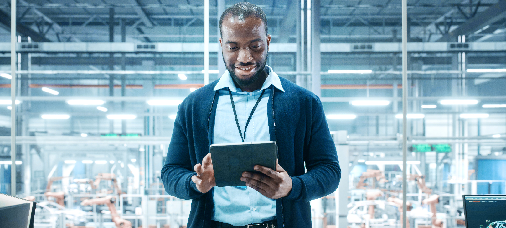 homem-segurando-tablet-na-linha-de-produção-do-varejo-controlando-o-lean-manufacturing