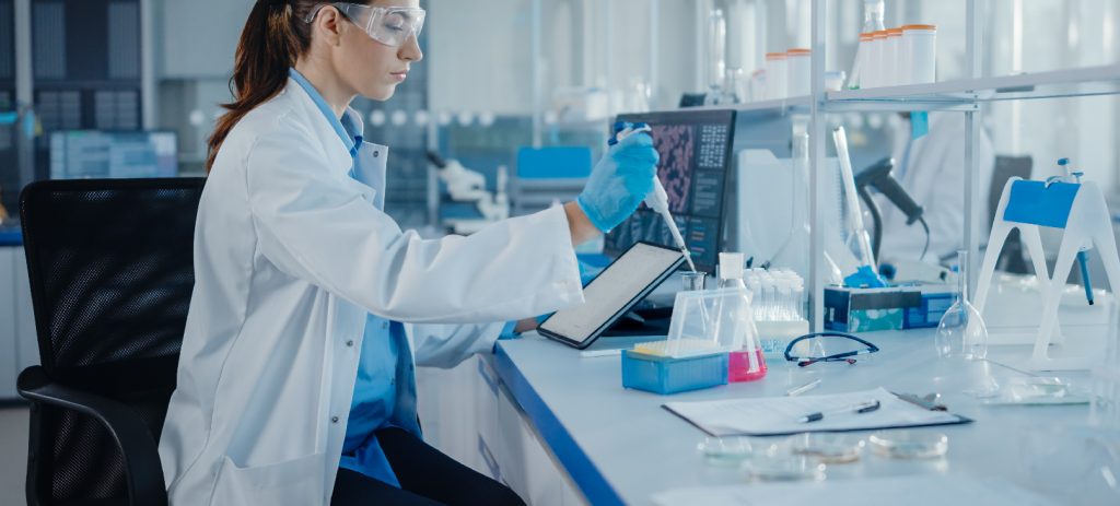 farmacêutico-manipulando-medicamentos-em-referencia-a-lei-de-inovacao