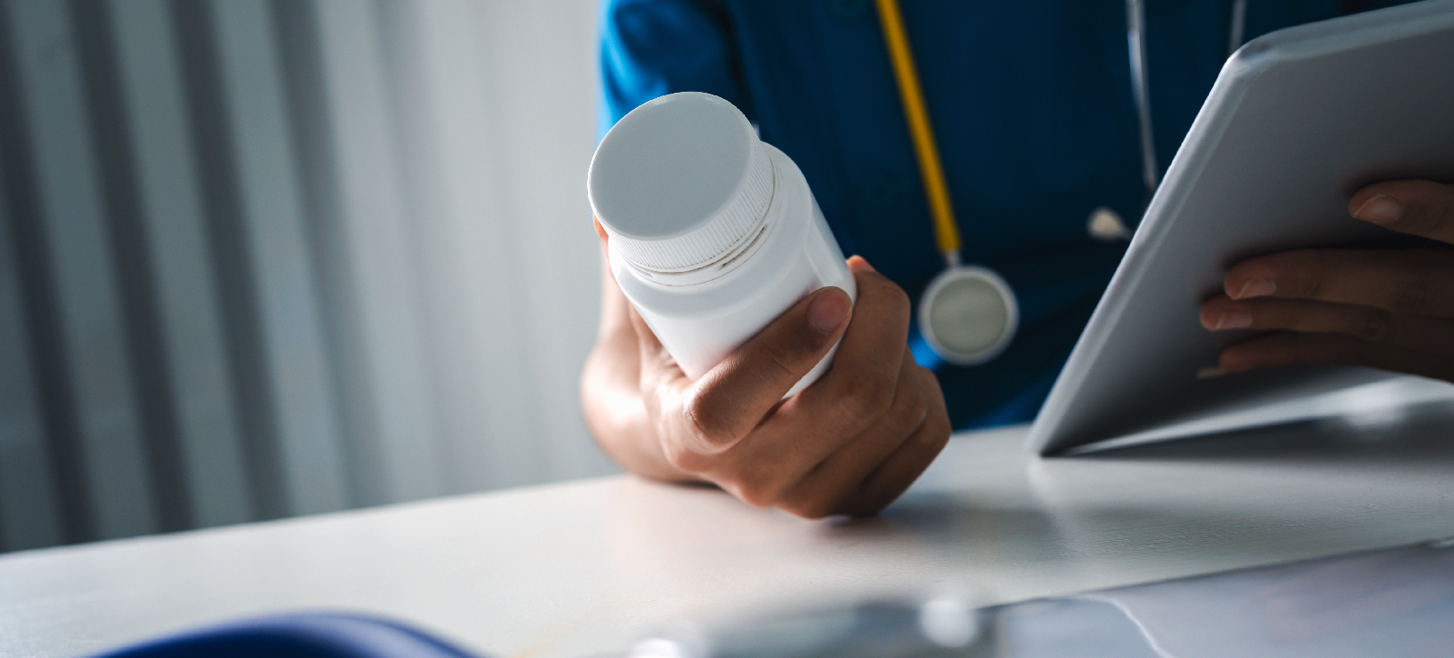 rastreabilidade-de-medicamentos-sendo-analisada
