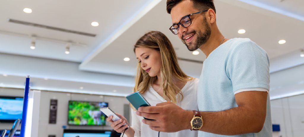casal-segurando-celular-realizando-ações-de-prevenção-de-perdas