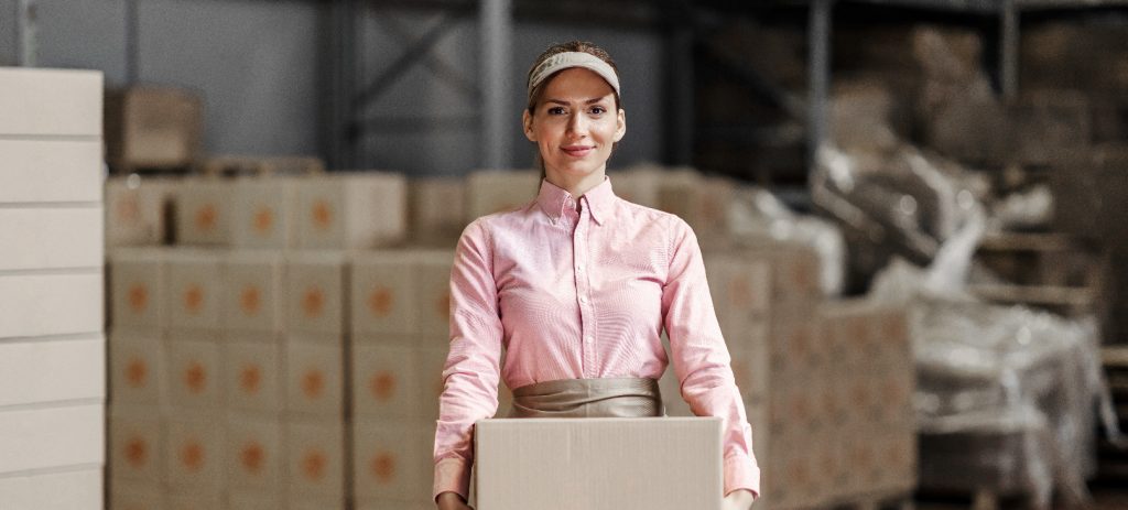 mulher-vestindo-rosa-segurando-uma-caixa-da-cadeia-de-suprimentos-na-industria-de-alimentos-e-bebidas