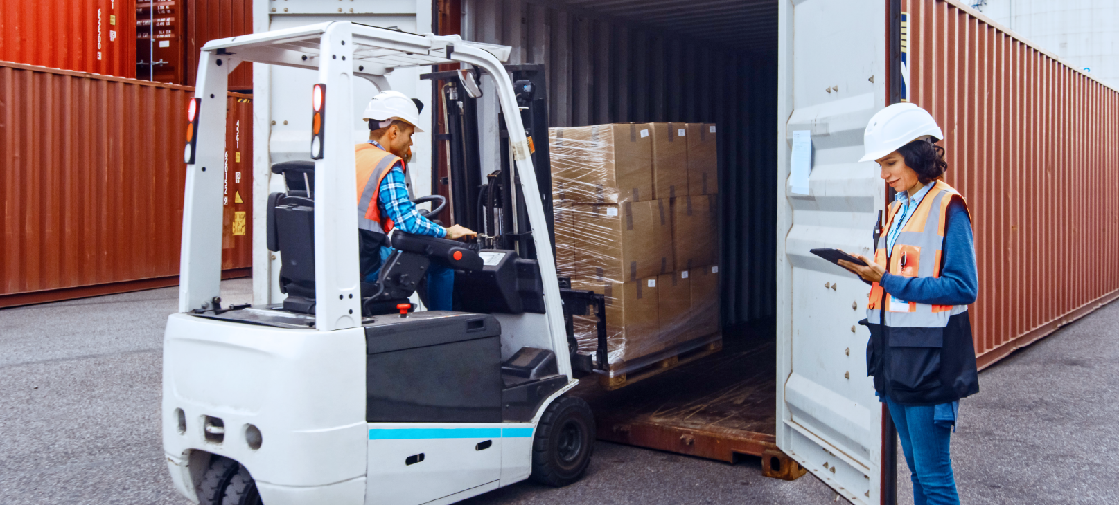 veículo-realizando-cross-docking-no-varejo