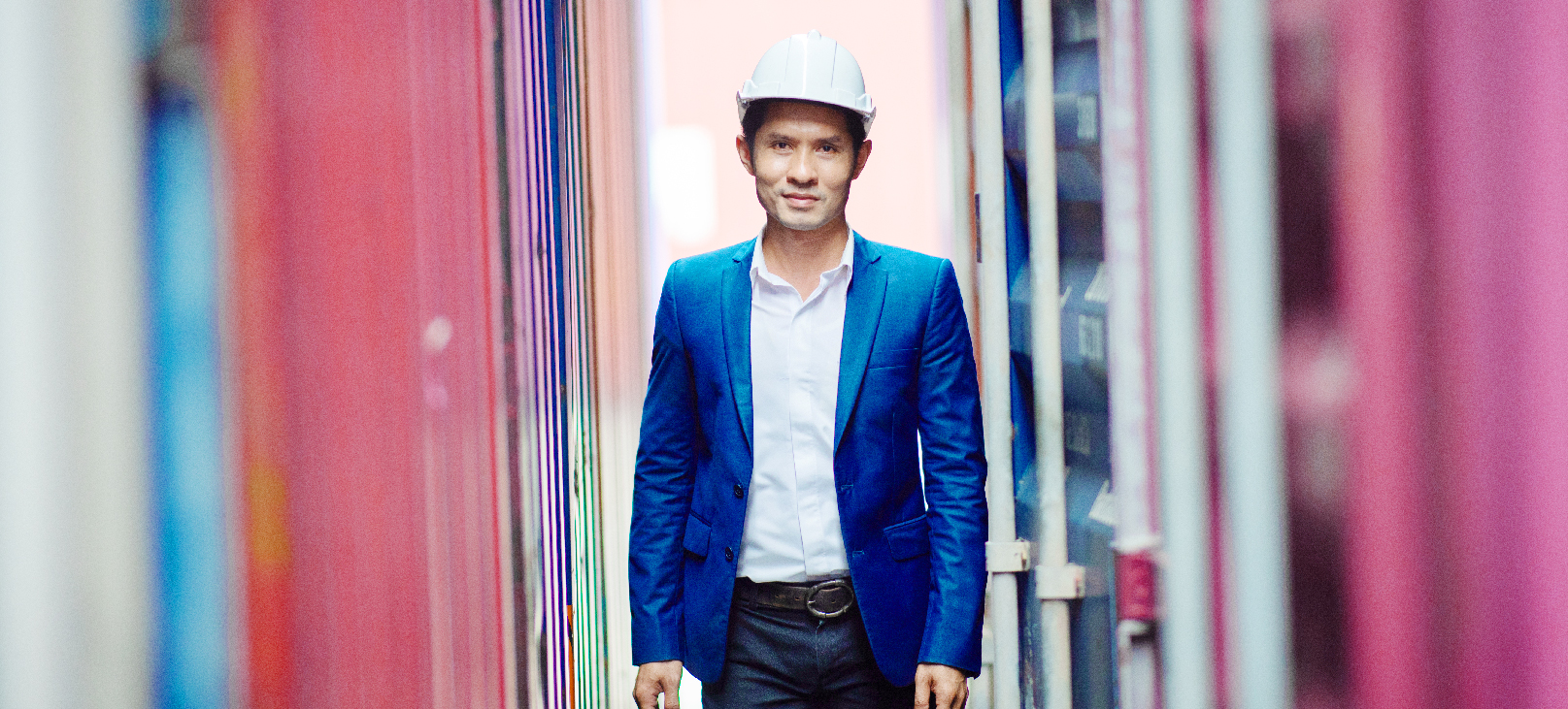 homem-vestindo-blazer-azul-no-porto-sobre-a-exclusao-da-capatazia