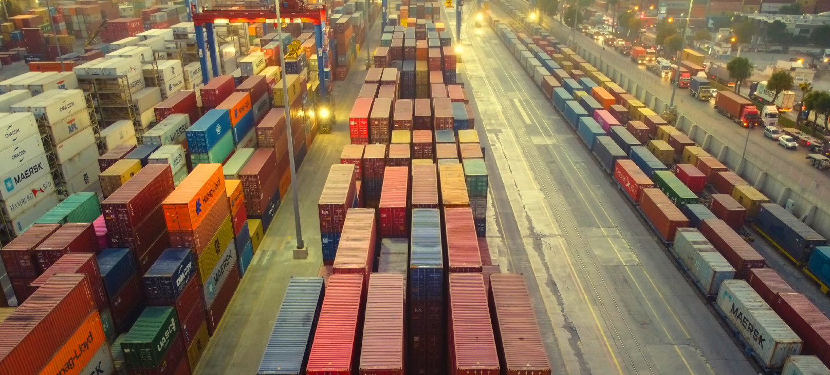 imagem com muitos containers juntos em um porto