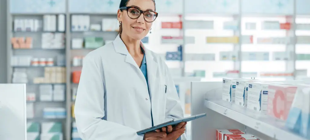 farmacêutica-segurando-tablet-conforme-a-gestão-da-qualidade