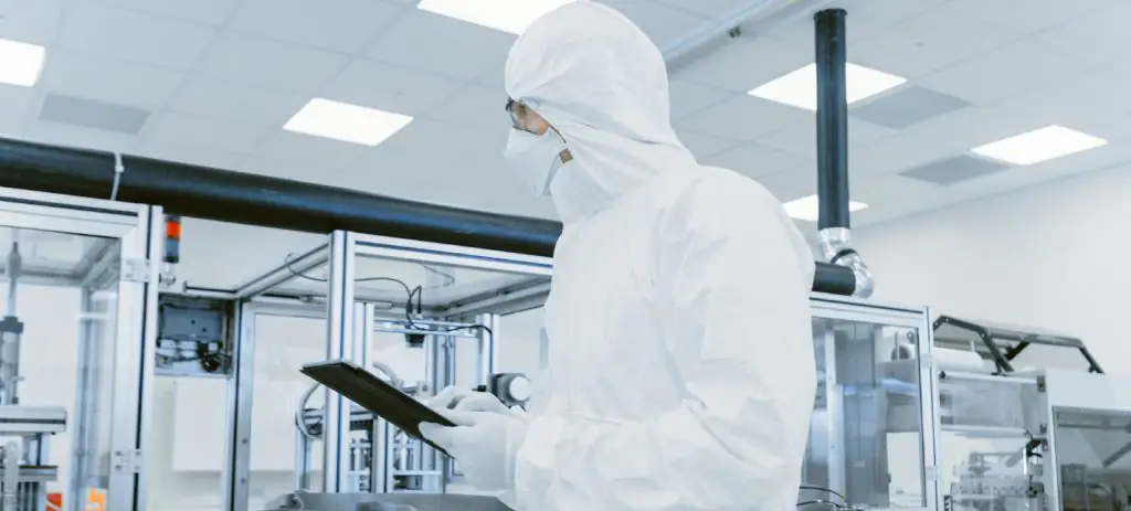 farmaceutico-usando-epi-branco-segurando-o-tablet-na-industria-farmaceutica