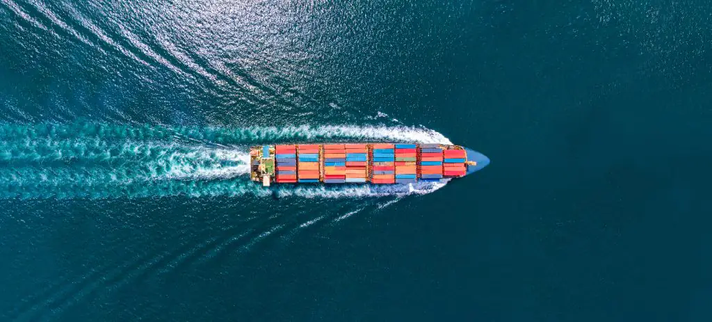 navio-carregado-de-container-com-o-rastreio-internacional