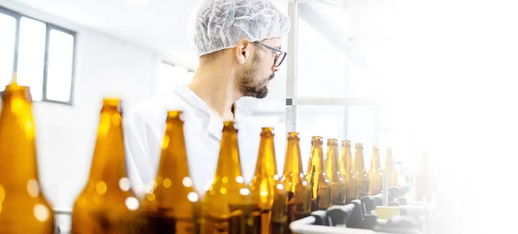 homem-usando-touca-na-linha-de-produção-perante-o-aumento-do-preço-da-cerveja