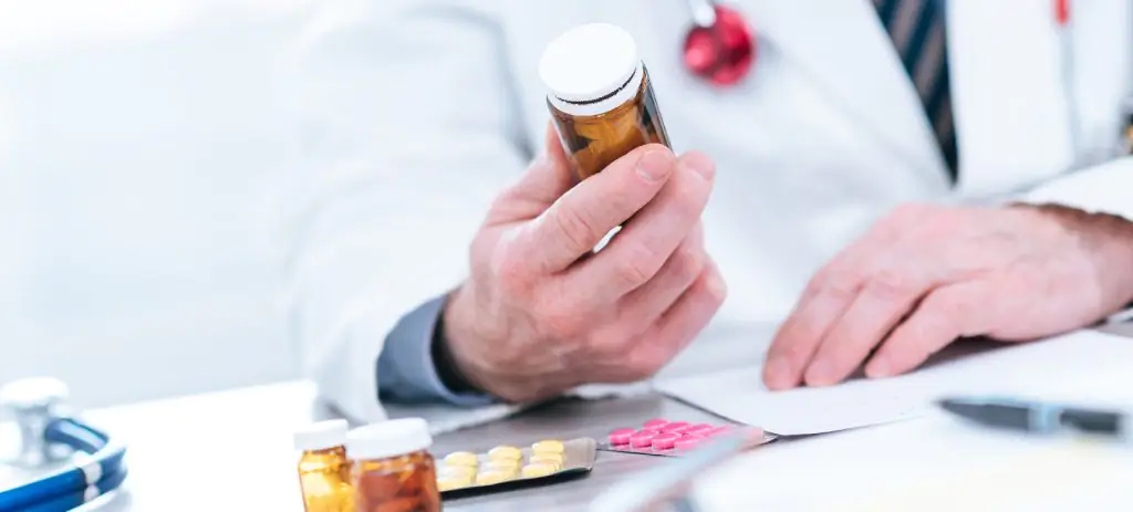 rastreabilidade-de-medicamentos-sendo-analisada