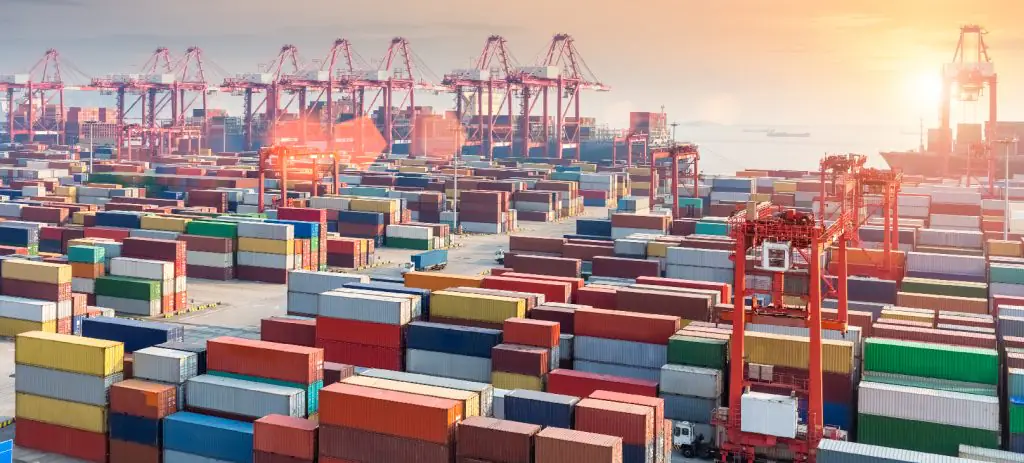 containeres-aguardando-verificacao-de-mercadoria-no-despacho-aduaneiro