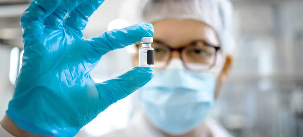 farmaceutico-segurando-vidro-de-vacina-em-referencia-a-tecnologia-na-industria-farmaceutica