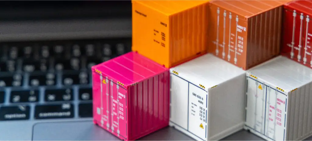 conteinerescoloridos-empilhados-para-o-comércio-exterior