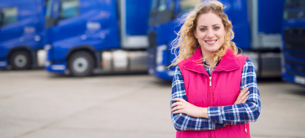 mulher-vestindo-rosa-realizando-o-cross-docking