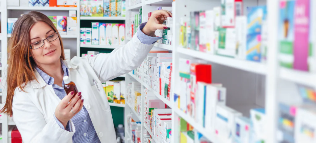 farmaceutico-verficando-medicamentos-que-sofreram-reducao-do-imposto-de-importacao